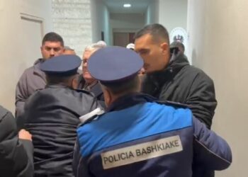 Shoferët e autobusëve në Vlorë tentojnë të futen me forcë në mbledhjen e Këshillit Bashkiak