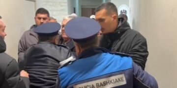 Shoferët e autobusëve në Vlorë tentojnë të futen me forcë në mbledhjen e Këshillit Bashkiak