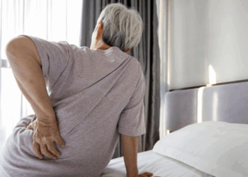 Pse kur fillon plakja, zgjohemi më herët? Çfarë thonë shkencëtarët