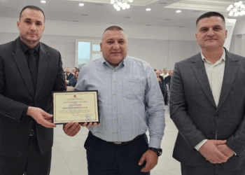 Polici që shpëtoi protestuesin nga flakët, vlerësohet me certifikatë nga Drejtori i Policisë