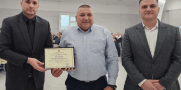 Polici që shpëtoi protestuesin nga flakët, vlerësohet me certifikatë nga Drejtori i Policisë