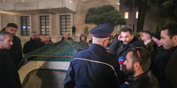 Proteston prej dy ditësh para Kryeministrisë, policia procedon Adriatik Lapajn