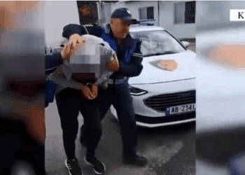 E kanosi me pistoletë kushëririn, arrestohet 21-vjeçari në Kurbin