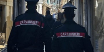 Theu xhamin e mjetit të policisë me kokë! Autoritetet italiane arrestojnë 42-vjeçarin shqiptar agresiv