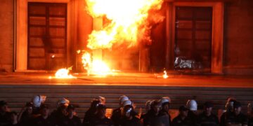 Gjykata e Tiranës liron katër protestues të PD-së, vendos detyrim paraqitje