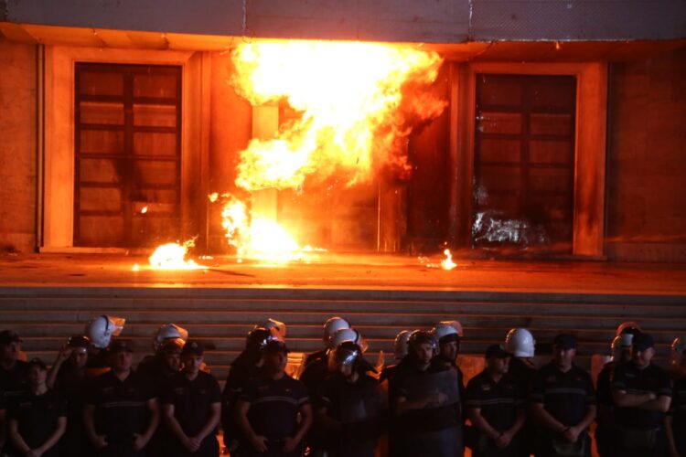 Gjykata e Tiranës liron katër protestues të PD-së, vendos detyrim paraqitje