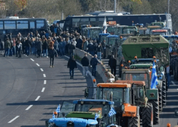 Fermerët në protestë bllokojnë Kakavijë–Janinë, qarkullimi ndalet për 3 orë