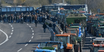 Fermerët në protestë bllokojnë Kakavijë–Janinë, qarkullimi ndalet për 3 orë