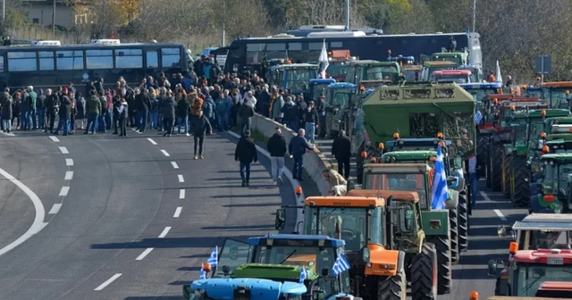 Fermerët në protestë bllokojnë Kakavijë–Janinë, qarkullimi ndalet për 3 orë