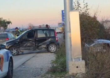 Aksident në Fier/ Përplasen dy automjete, një makinë përfundon në kanal, një i lënduar