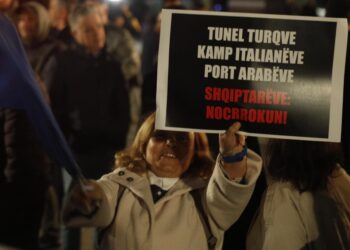 FOTO/ Mesazhe kundër korrupsionit në protestë: Tunel turqve, port arabëve! Shqiptarëve ‘Noc Rrokun’