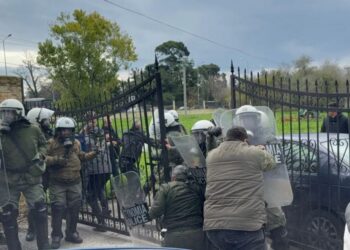 Protesta në Greqi/ Fermerët përleshen me Policinë, përdoret dhe gaz lotsjellës
