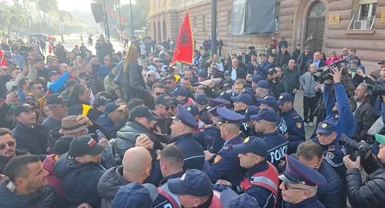 ‘Shqipëria Bëhet’ proteston para Kryesisë së Kuvendit, përplasen me policinë