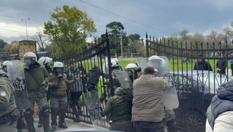 Protesta në Greqi/ Fermerët përleshen me Policinë, përdoret dhe gaz lotsjellës