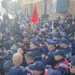‘Shqipëria Bëhet’ proteston para Kryesisë së Kuvendit, përplasen me policinë