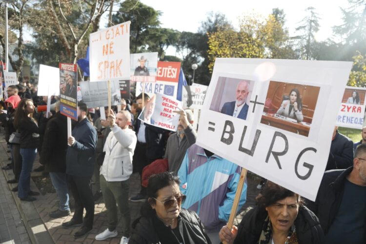 “Burg, burg! Dorëzoni Belindën”/ “Mundësia” proteston para Kuvendit, Shehaj: Vazhdon pazari PS-PD