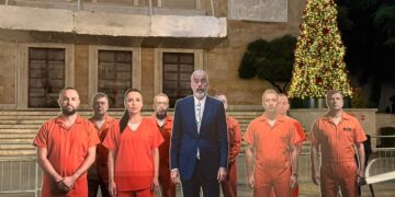 Nis “Foltorja” e PD para kryeministrisë, Berisha mbërrin në shesh i shoqëruar nga deputetët