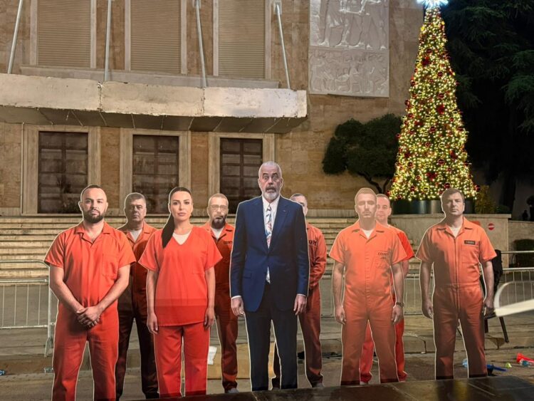 Nis “Foltorja” e PD para kryeministrisë, Berisha mbërrin në shesh, Lapaj i hap vendin