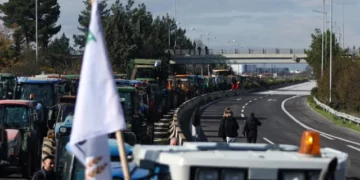 Greqi: Fermerët përshkallëzojnë protestat, bllokada në rrugë, porte dhe dogana