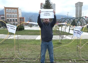 “Mos e paçi fatin e rinisë shqiptare” – Qytetari proteston i vetëm në Kukës më 8 Dhjetor