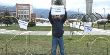 “Mos e paçi fatin e rinisë shqiptare” – Qytetari proteston i vetëm në Kukës më 8 Dhjetor