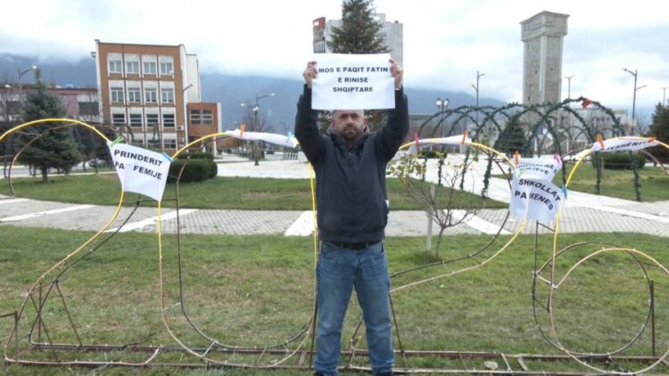 “Mos e paçi fatin e rinisë shqiptare” – Qytetari proteston i vetëm në Kukës më 8 Dhjetor