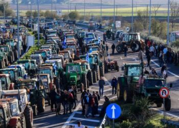 Fermerët grekë përshkallëzojnë protestat, tensione dhe përplasje me policinë (Video)