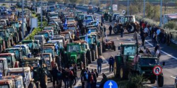 Fermerët grekë përshkallëzojnë protestat, tensione dhe përplasje me policinë (Video)