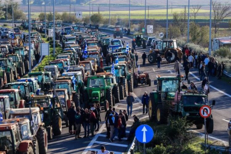 Fermerët grekë përshkallëzojnë protestat, tensione dhe përplasje me policinë (Video)