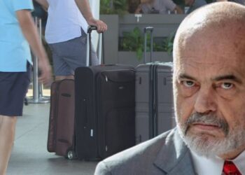 Emigrimi vijon të rritet/ Gati gjysma e shqiptarëve jetojnë jashtë Shqipërisë