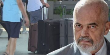 Emigrimi vijon të rritet/ Gati gjysma e shqiptarëve jetojnë jashtë Shqipërisë