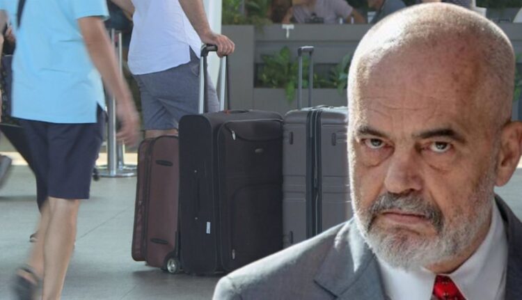 Emigrimi vijon të rritet/ Gati gjysma e shqiptarëve jetojnë jashtë Shqipërisë