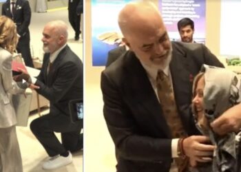 U ‘turpërua’ në mes të Abu Dhabit, Meloni nxjerr në shitje shallin që i dhuroi Rama
