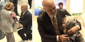 U ‘turpërua’ në mes të Abu Dhabit, Meloni nxjerr në shitje shallin që i dhuroi Rama