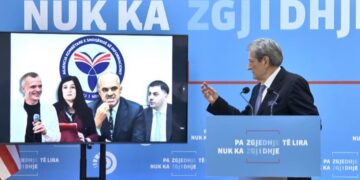 “Agasi dhe Beqiri janë arratisur në Dubai”, Berisha: Mirlinda Karçanaj krymafioze, si u ndanë tenderat në AKSHI