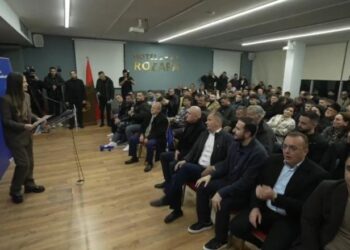 Salianji zhvillon foltore në Shkodër, pritje entuziaste nga demokratët para takimit