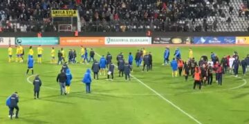 (VIDEO) Elbasani mposht Vllazninë dhe merr kreun, tension në stadium nga përplasja me tifozët