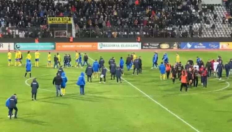 (VIDEO) Elbasani mposht Vllazninë dhe merr kreun, tension në stadium nga përplasja me tifozët