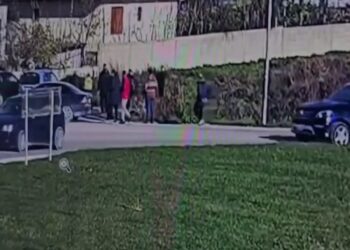 VIDEO/ Përplasje mes qytetarëve dhe forcave të INUK në Vlorë, të shtëna me armë nga policia