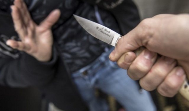 “Pse të kalosh ti i pari”/ Plagosja me thikë e 15-vjeçarit në Sarandë, ja si nisi konflikti mes të miturve