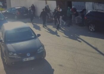 (VIDEO) Sherr me thika mes adoleshentëve para gjimnazit “Shejnaze Juka” në Shkodër/ Dy vëllezër mbeten të plagosur