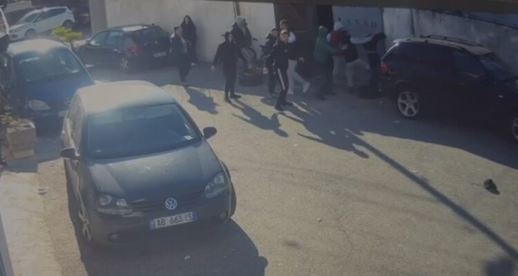 (VIDEO) Sherr me thika mes adoleshentëve para gjimnazit “Shejnaze Juka” në Shkodër/ Dy vëllezër mbeten të plagosur