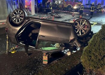 Po ndiqeshin nga policia, shqiptarët aksidentohen dhe përfundojnë me makinë brenda dyqanit