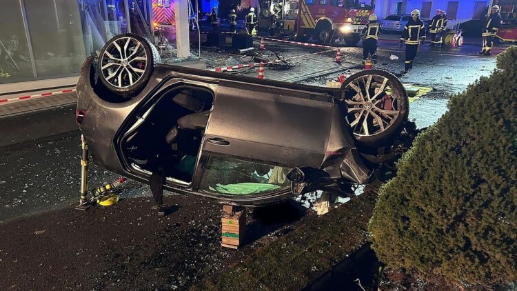 Po ndiqeshin nga policia, shqiptarët aksidentohen dhe përfundojnë me makinë brenda dyqanit