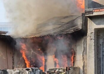 Zjarr përfshin banesën në Laç, dyshohet nga pakujdesia me bombol gaz