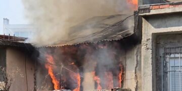 Zjarr përfshin banesën në Laç, dyshohet nga pakujdesia me bombol gaz