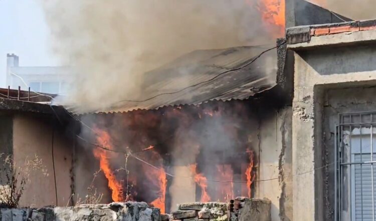 Zjarr përfshin banesën në Laç, dyshohet nga pakujdesia me bombol gaz