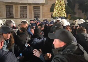 Tensione para Kryeministrisë/ Lapaj përplaset me policinë: “Jemi shqiptarë, jo jashtë gardhit”