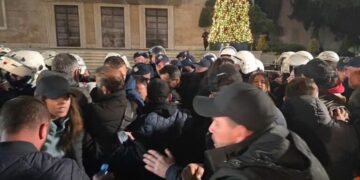 Tensione para Kryeministrisë/ Lapaj përplaset me policinë: “Jemi shqiptarë, jo jashtë gardhit”