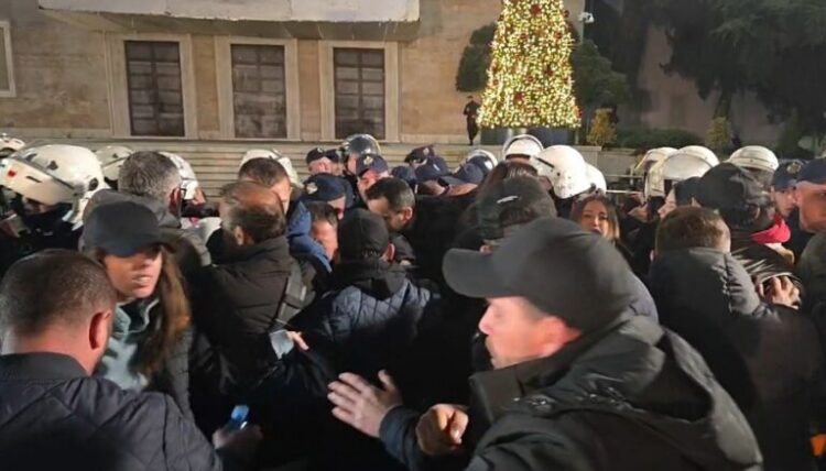 Tensione para Kryeministrisë/ Lapaj përplaset me policinë: “Jemi shqiptarë, jo jashtë gardhit”